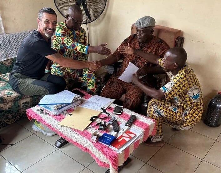 Community leaders and the MAIS Eco team signing agreements in Benin